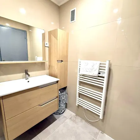 Center - 4 People Антіб